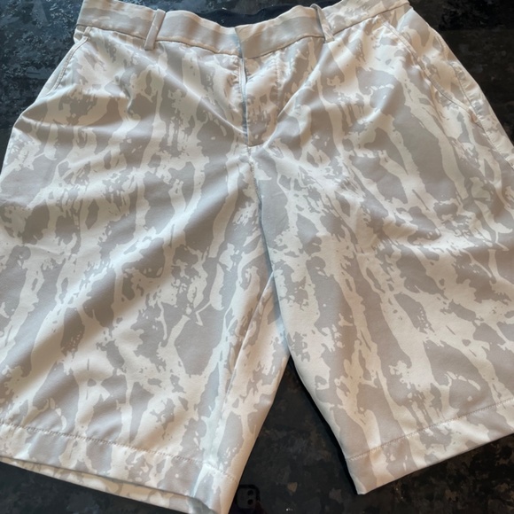 Nike Golf Shorts - Picture 2 of 3